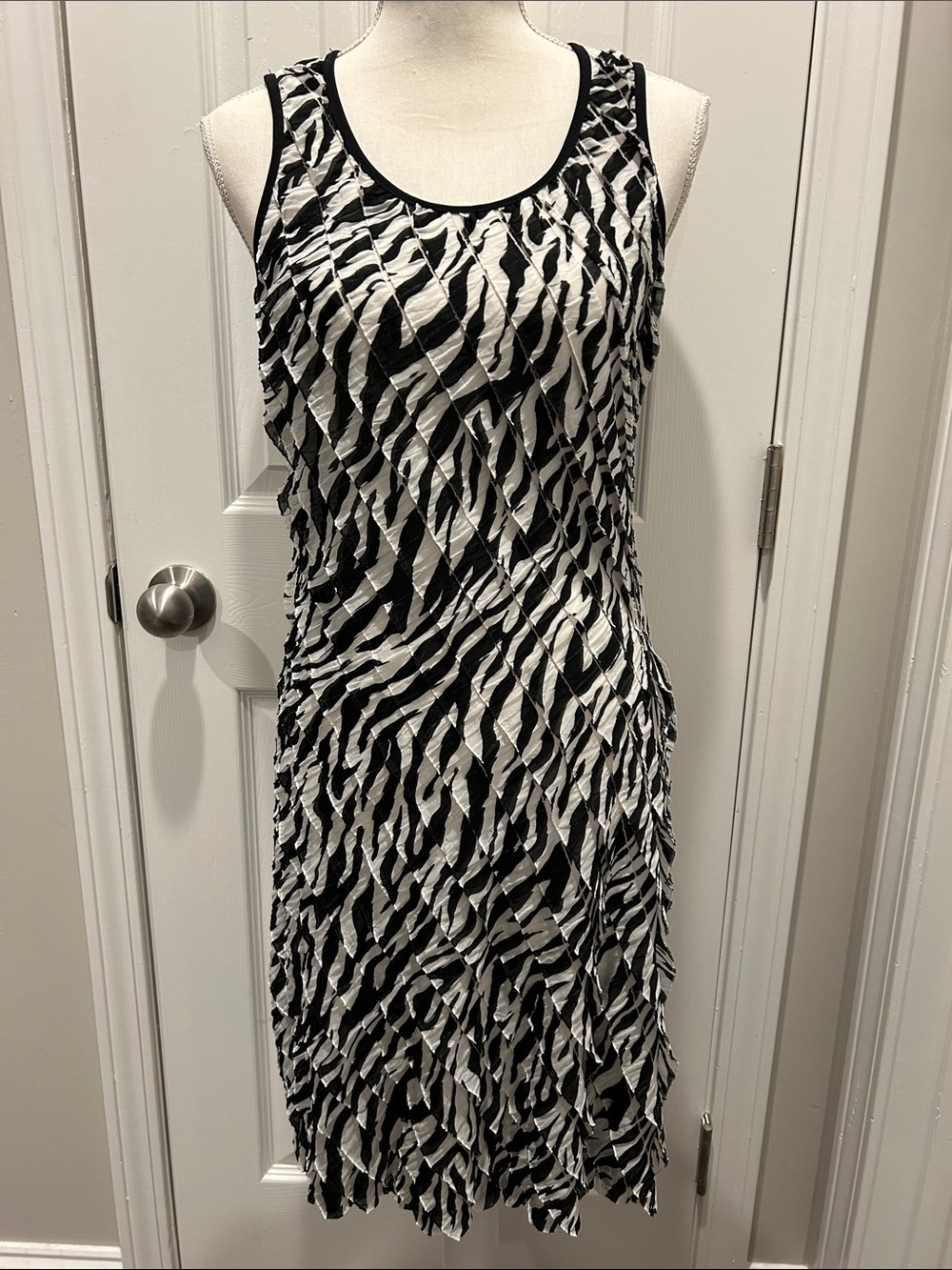 Medium NY Collection Black and White Sleeveless Zebra-Texture Dress